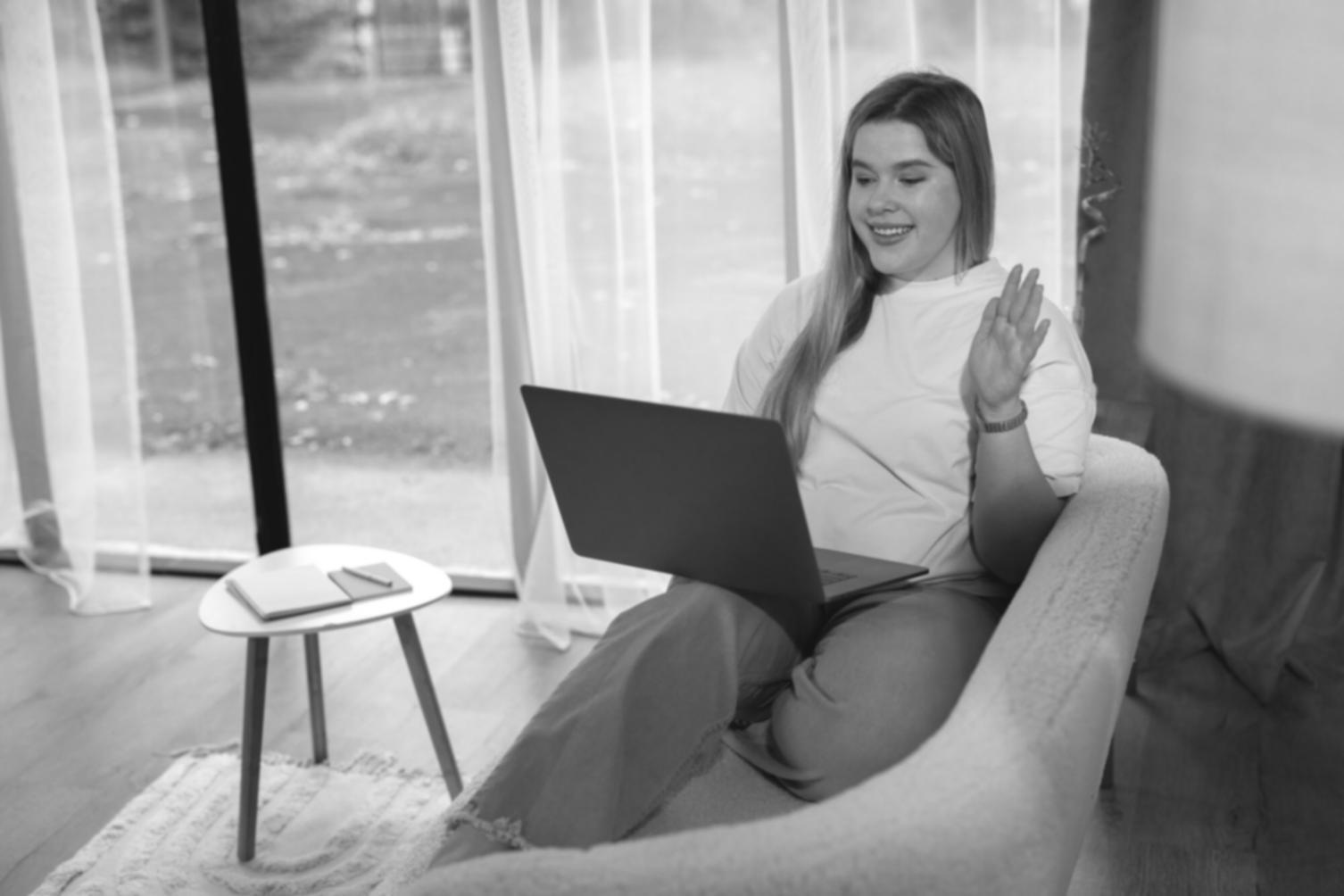 Arbeitsplatz mit Finanzanalysen und Datenvisualisierungen